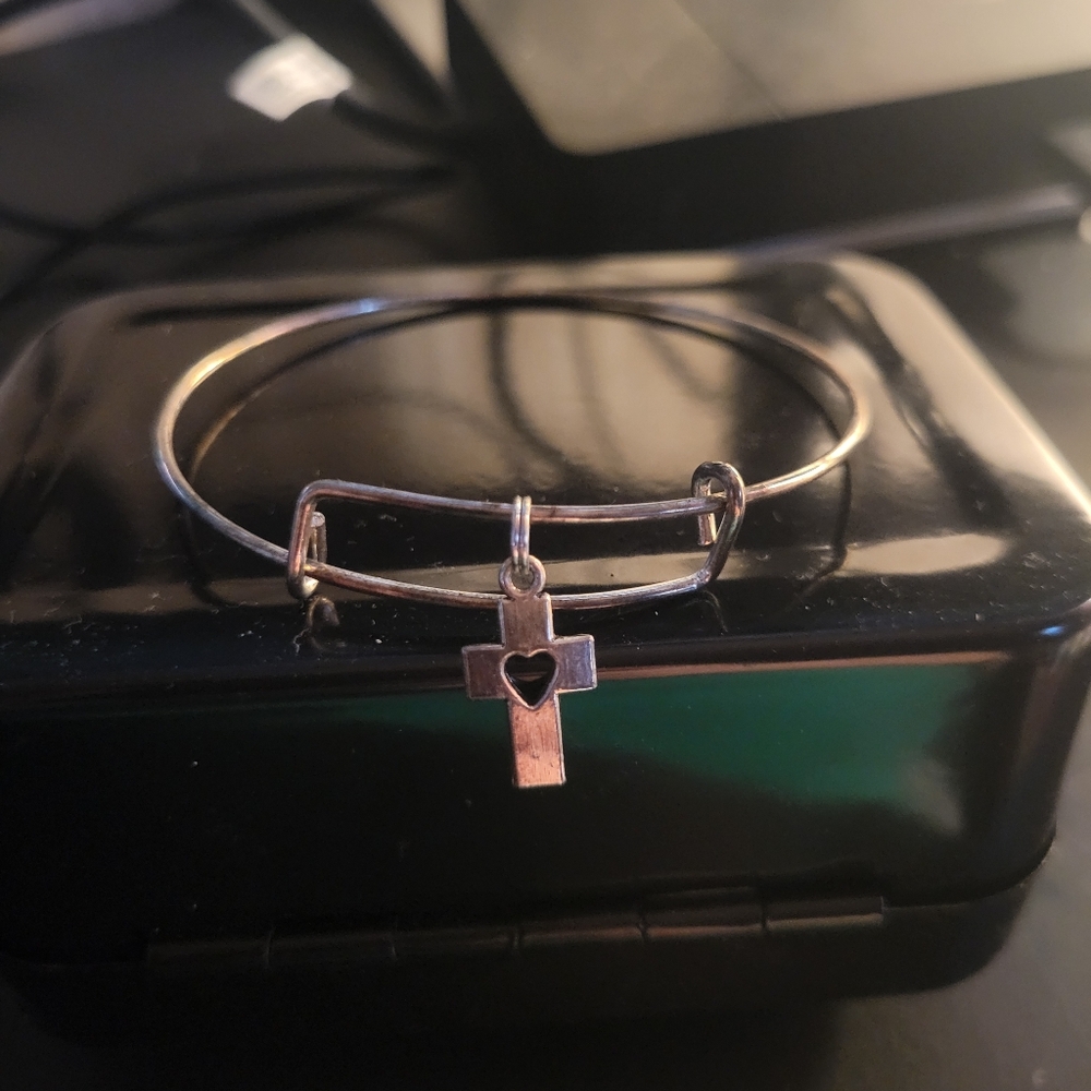 5/$25 Elegant Silver Tone With Cross Bangle Bracelet Great For Easter